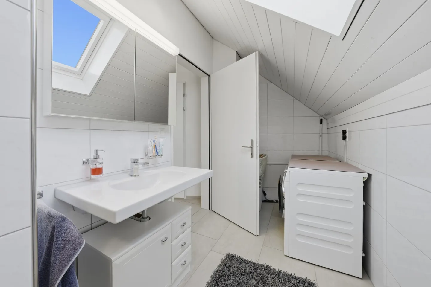 Geräumige Dachmaisonette mit Balkonen - Foto 15 von 24