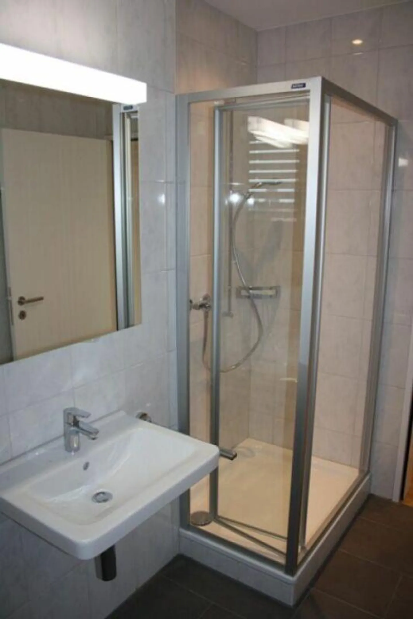 Appartement en attique de 3,5 pièces ensoleillé et calme - Photo 7 sur 8