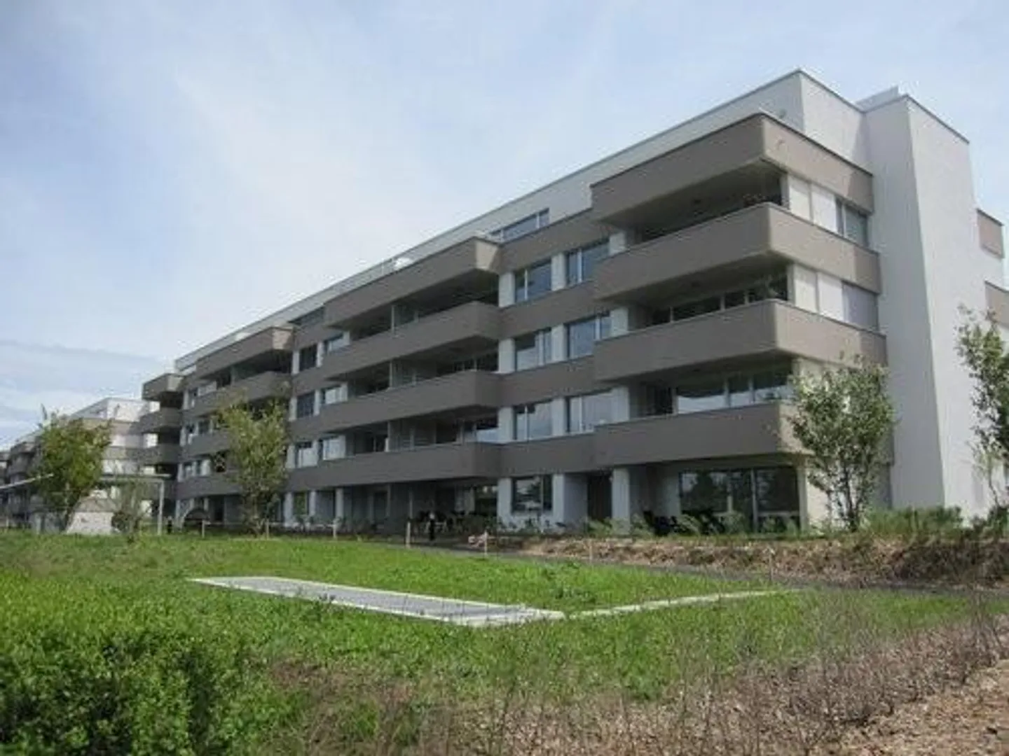 Proche WestSide : Belle appartement de 4.5 pièces avec joli patio - Photo 2 sur 11