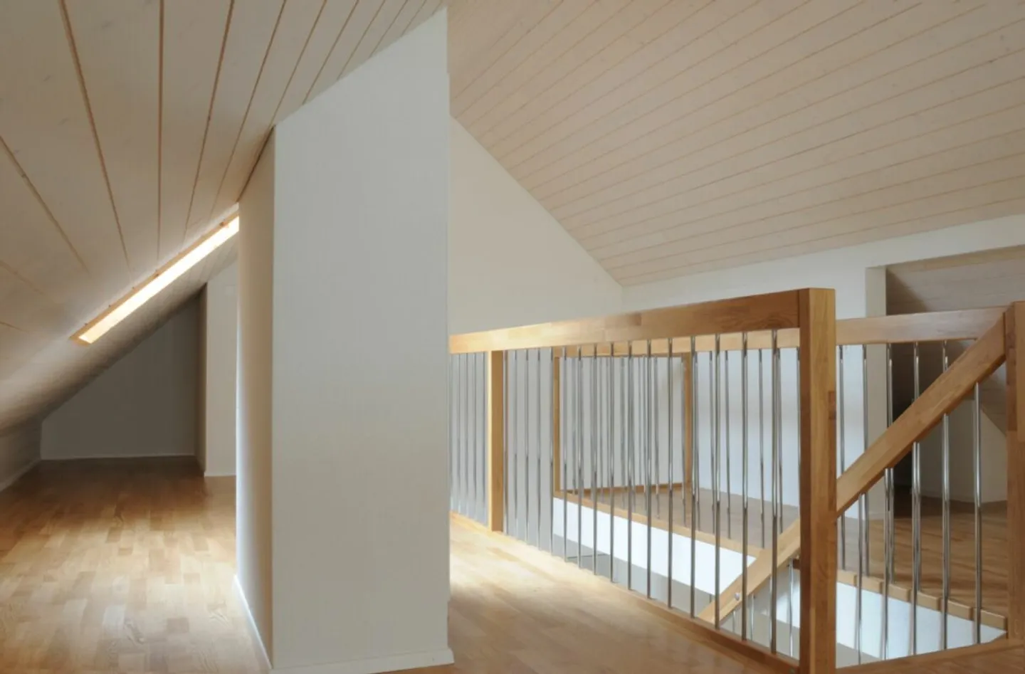 Light-flooded 4.5-room maisonette apartment with gallery, terrace, and versatile living experience - Photo 7 of 18