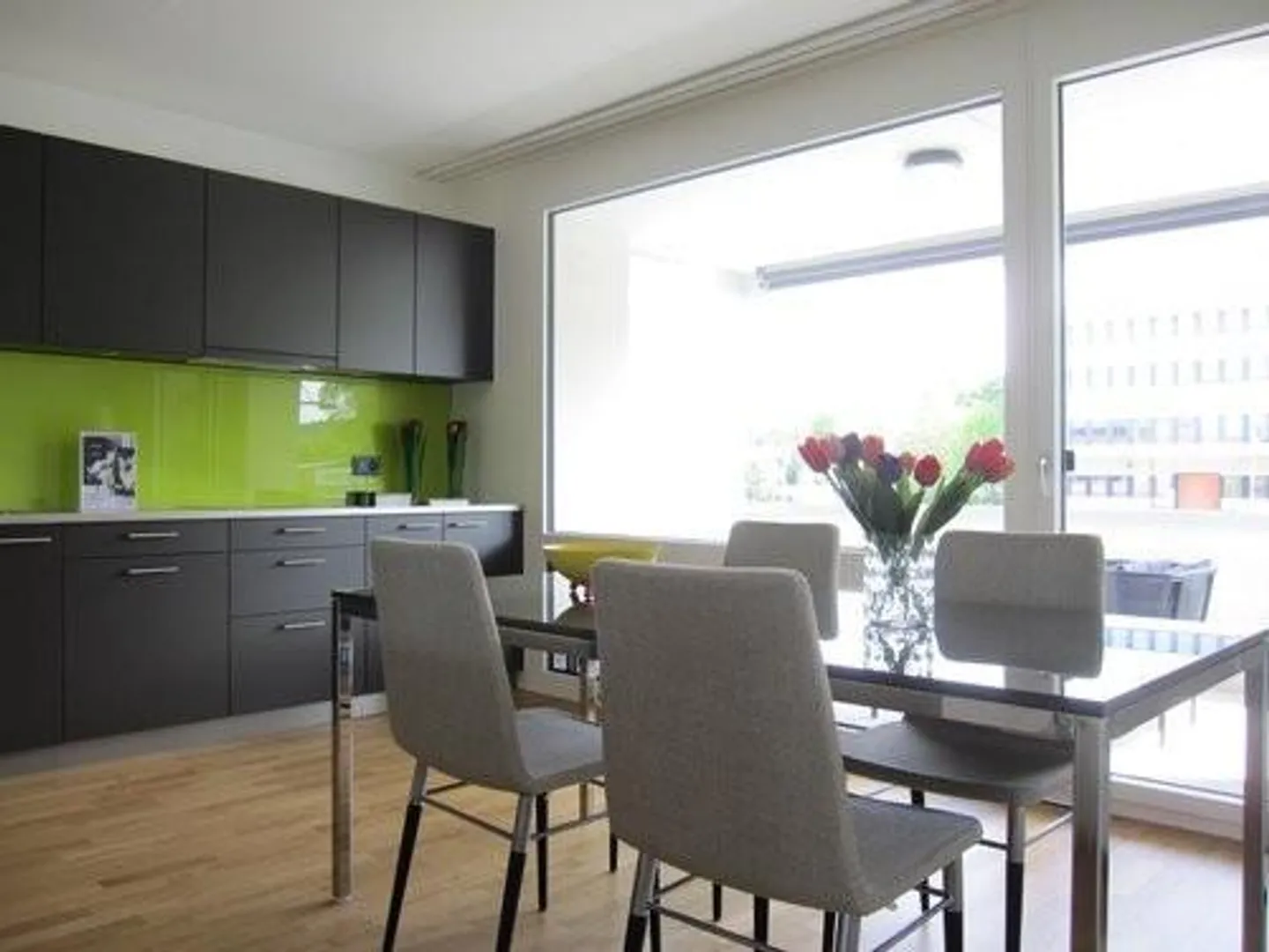 Proche WestSide : Belle appartement de 4.5 pièces avec joli patio - Photo 4 sur 11