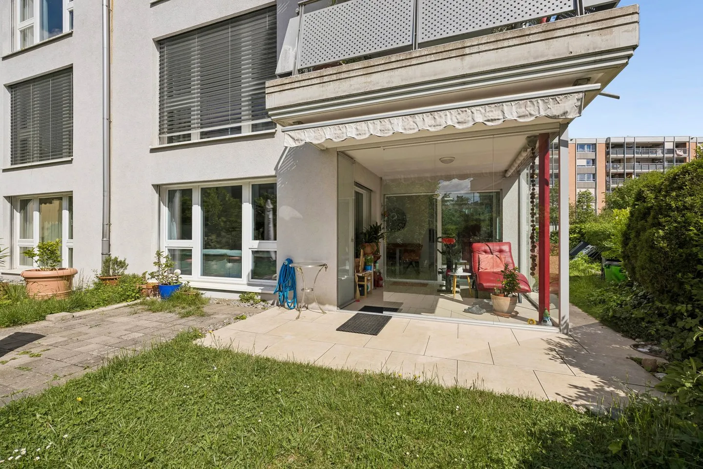 Appartement de jardin 3.5 pièces bien entretenu avec véranda - Photo 3 sur 25