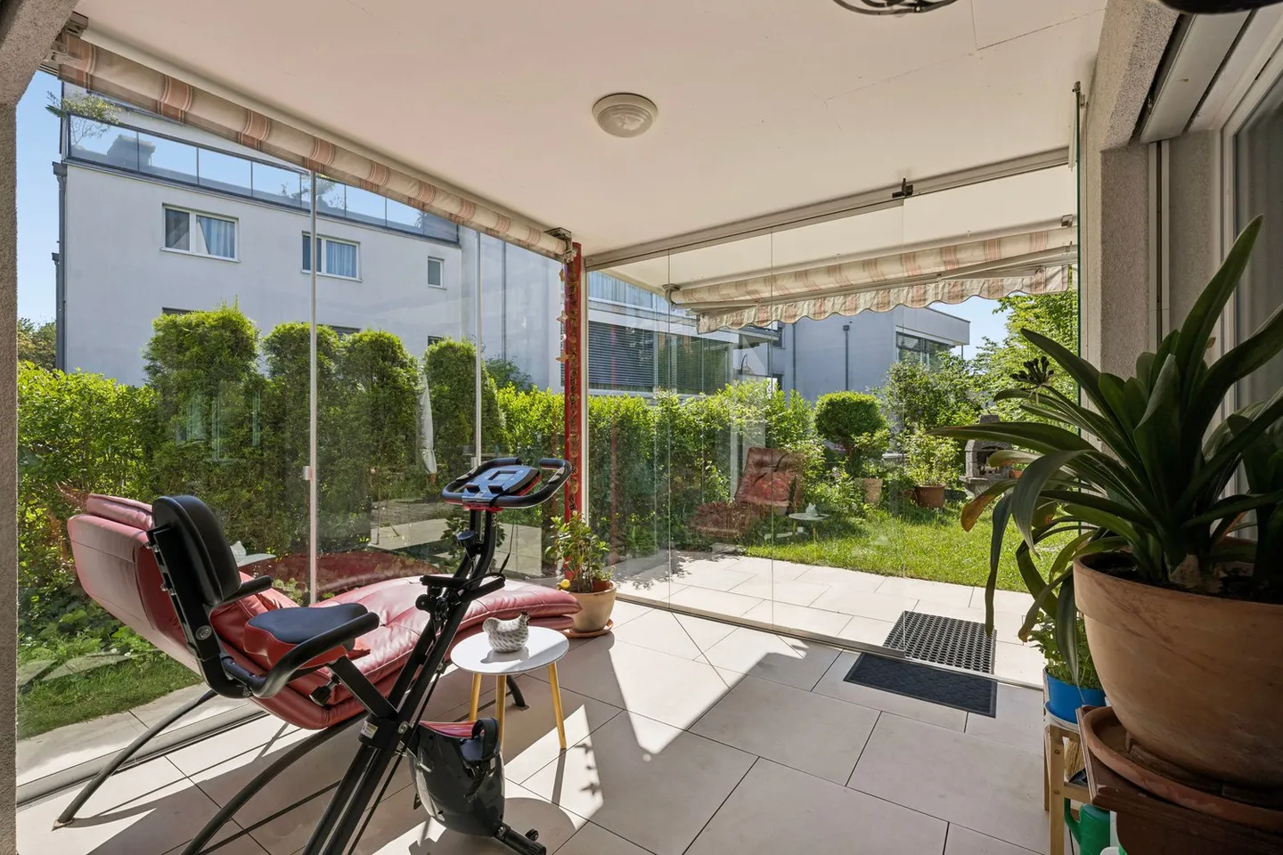 Appartement de jardin 3.5 pièces bien entretenu avec véranda - Photo 4 sur 25