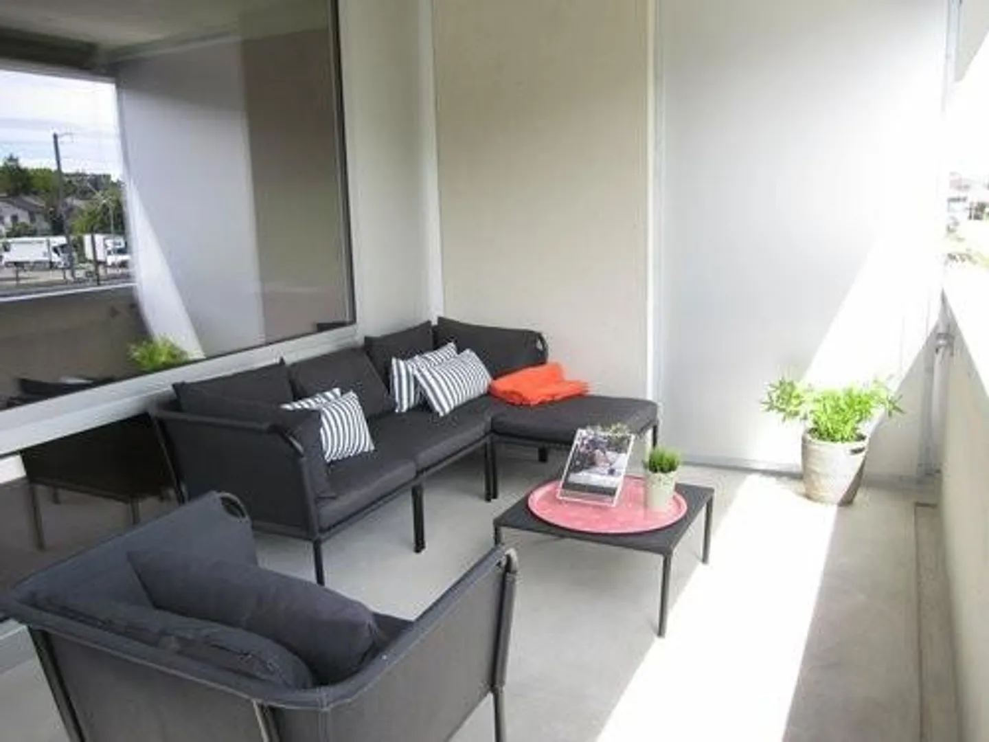 Proche WestSide : Belle appartement de 4.5 pièces avec joli patio - Photo 9 sur 11