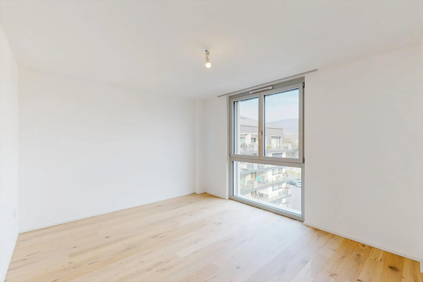 Prächtige 3,5-Zimmer-Wohnung mit Loggia und schöner Aussicht - Foto 2 von 5