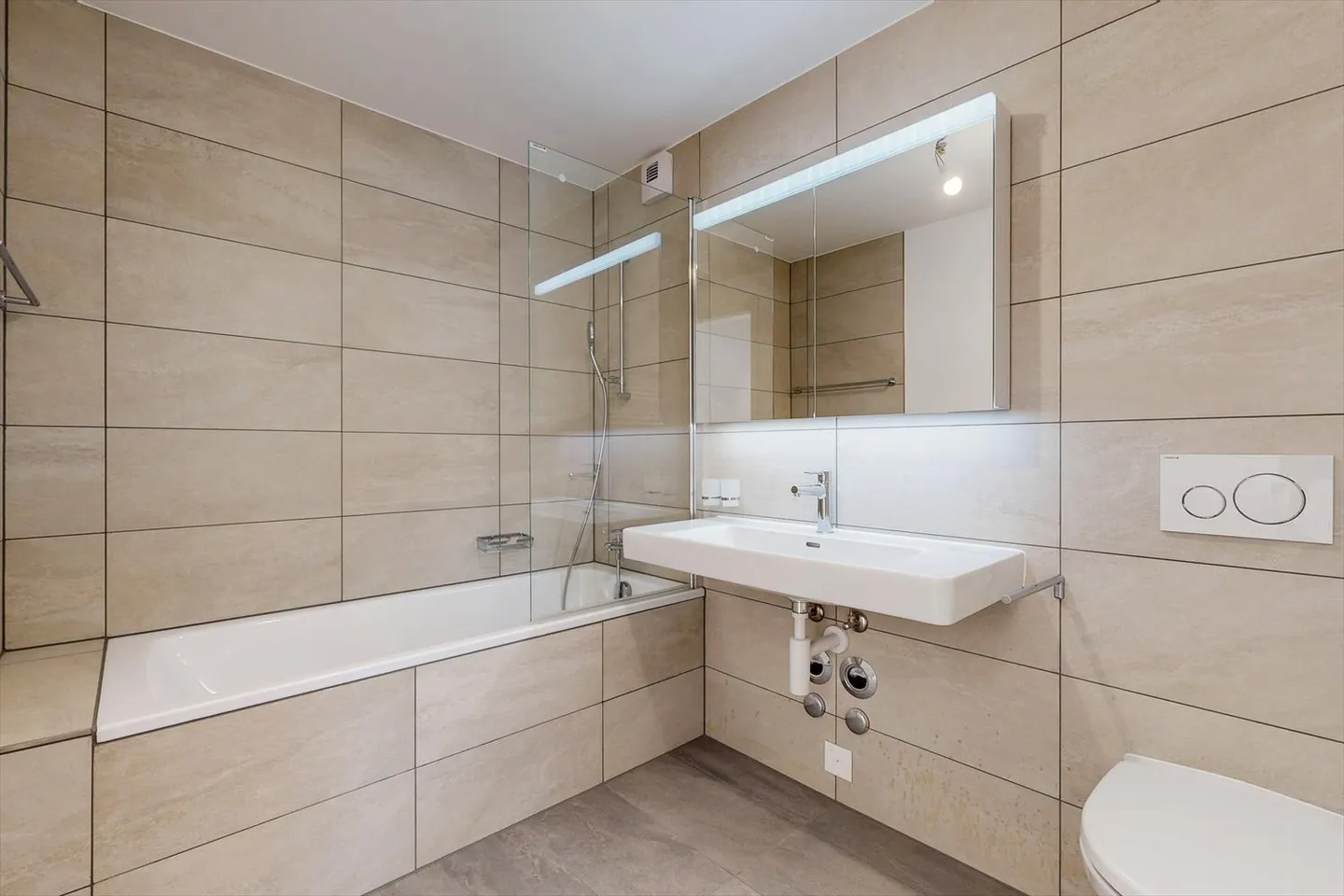 Prächtige 3,5-Zimmer-Wohnung mit Loggia und schöner Aussicht - Foto 4 von 5