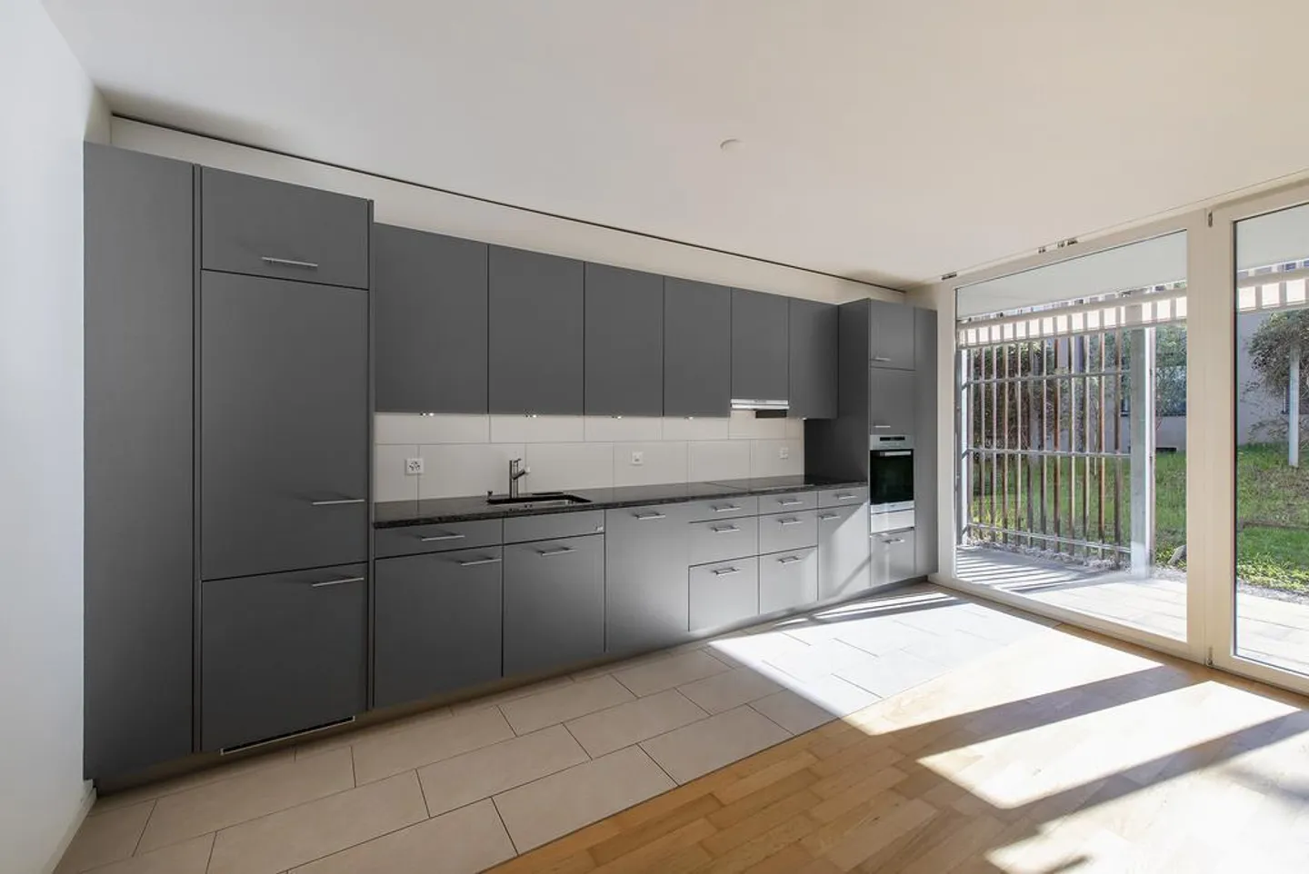 Modern, quiet 3 1/2-room apartment with garden seating area (loggia) - Photo 3 of 8