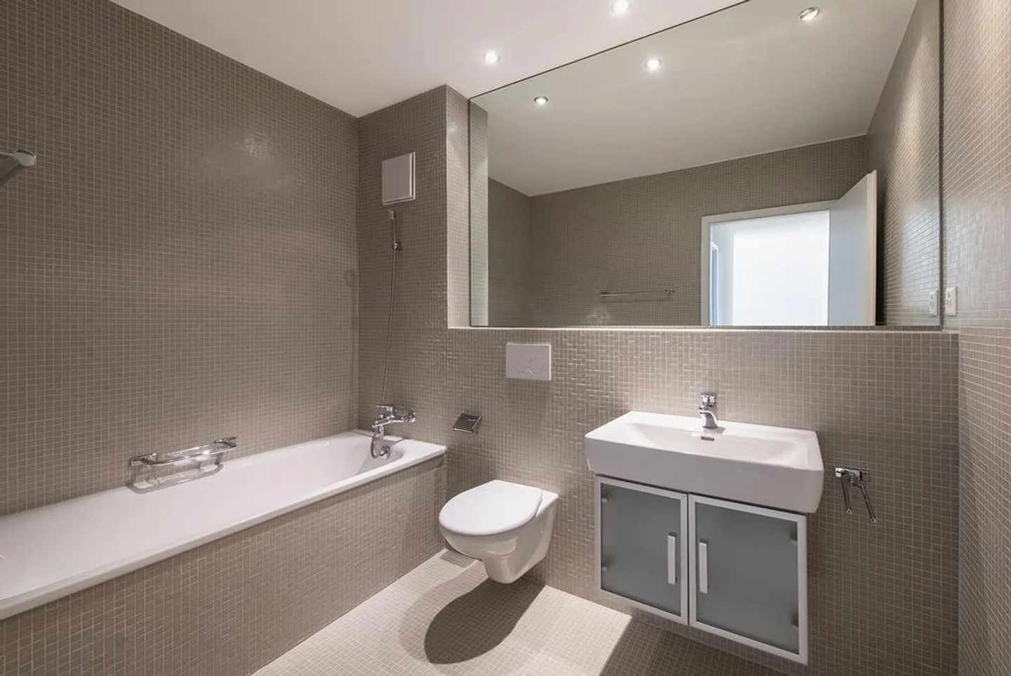 Modern, quiet 3 1/2-room apartment with garden seating area (loggia) - Photo 7 of 8