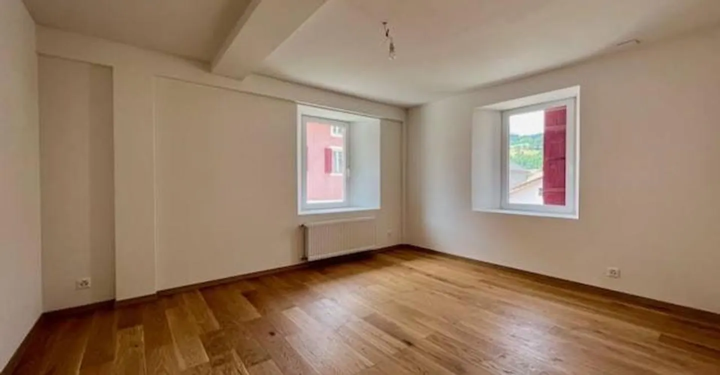 Immeuble rénové, 3 lots sur 5 loués, 4 appartements et un local commercial - Photo 3 of 11