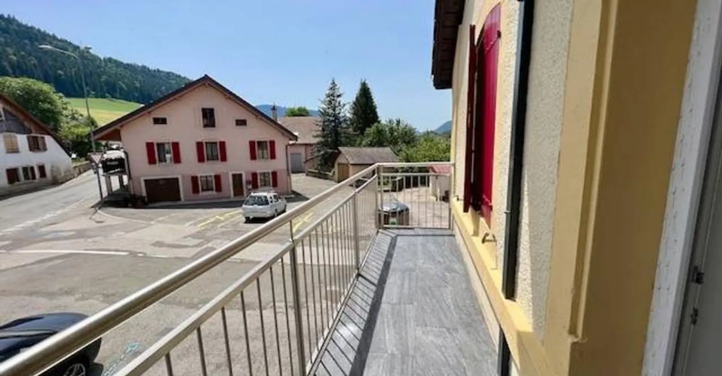 Immeuble rénové, 3 lots sur 5 loués, 4 appartements et un local commercial - Photo 4 of 11
