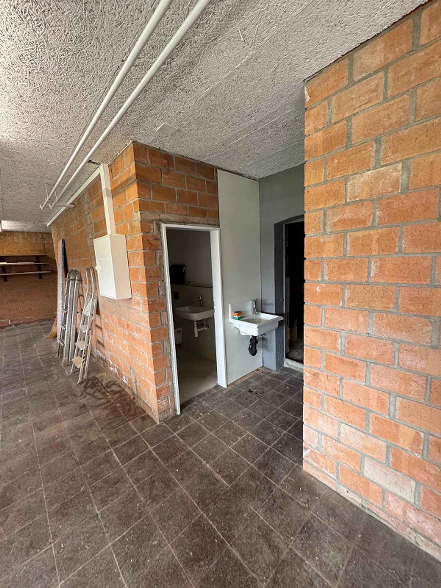 Grand espace commercial avec WC - appartement optionnel - Photo 2 sur 7