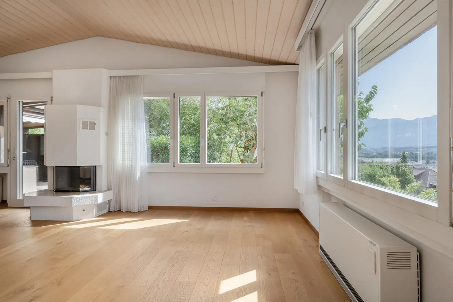 Single-family house with great potential and dreamlike view - Photo 2 of 16