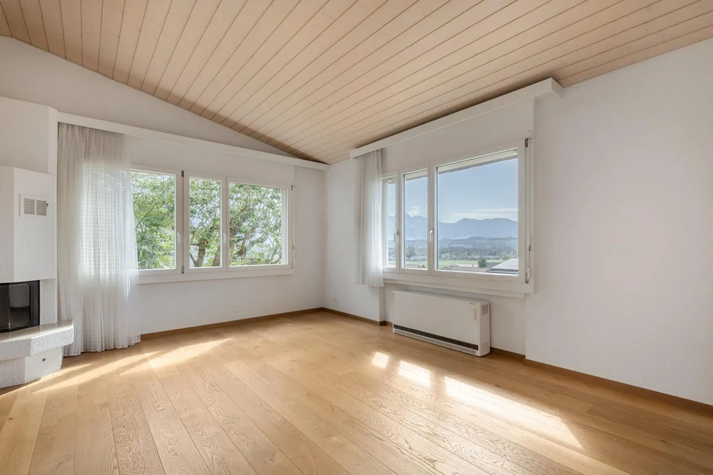 Single-family house with great potential and dreamlike view - Photo 5 of 16