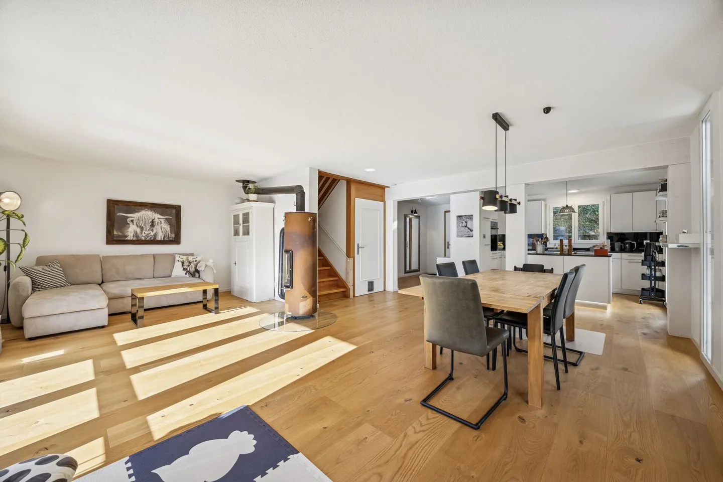 4.5-Zimmer-Doppeleinfamilienhaus in ruhigem Wohnquartier von Kerzers - Photo 3 of 13