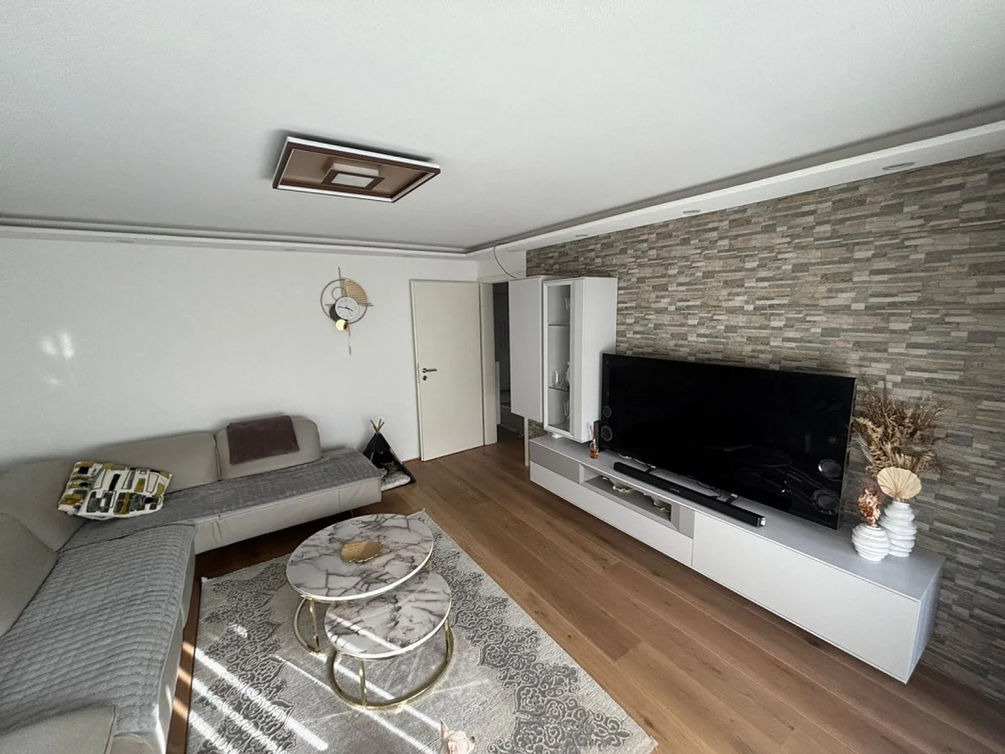 Modern 4-room apartment with balcony in Domat/Ems - Photo 1 of 9