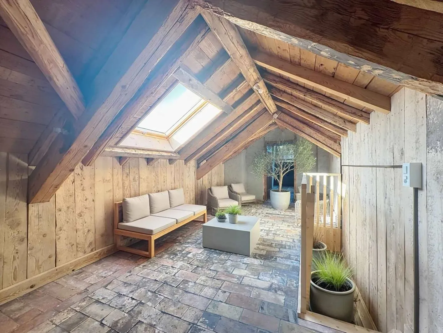 Penthouse - Spacious 3.5 Rooms 99 m2 + Attic in a Renovated Old Building - Photo 8 of 9