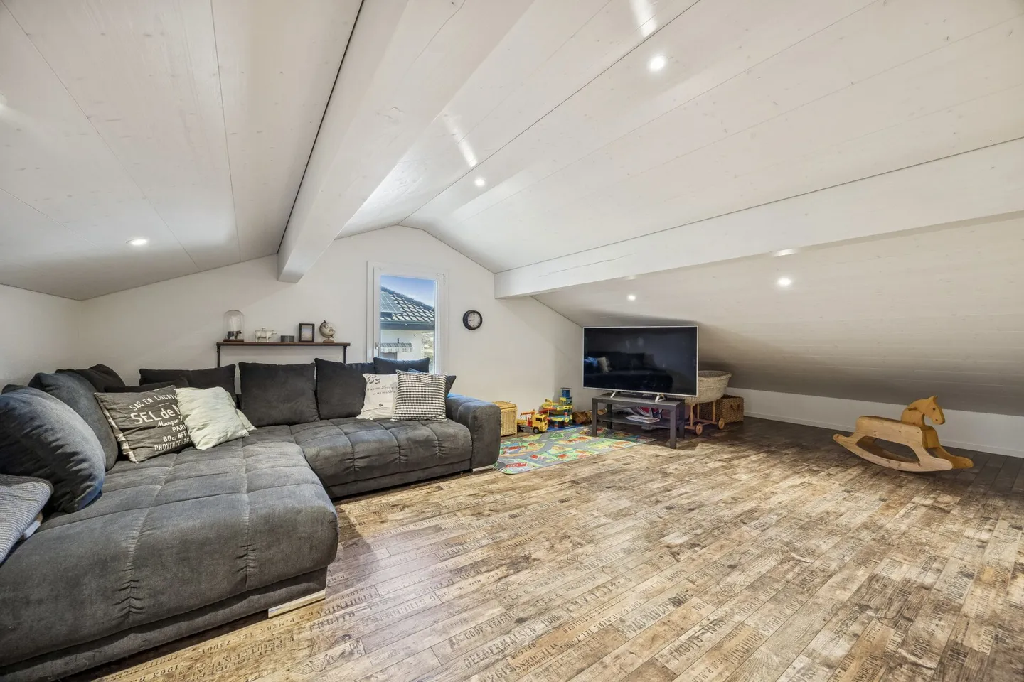 4.5-Zimmer-Doppeleinfamilienhaus in ruhigem Wohnquartier von Kerzers - Photo 9 of 13