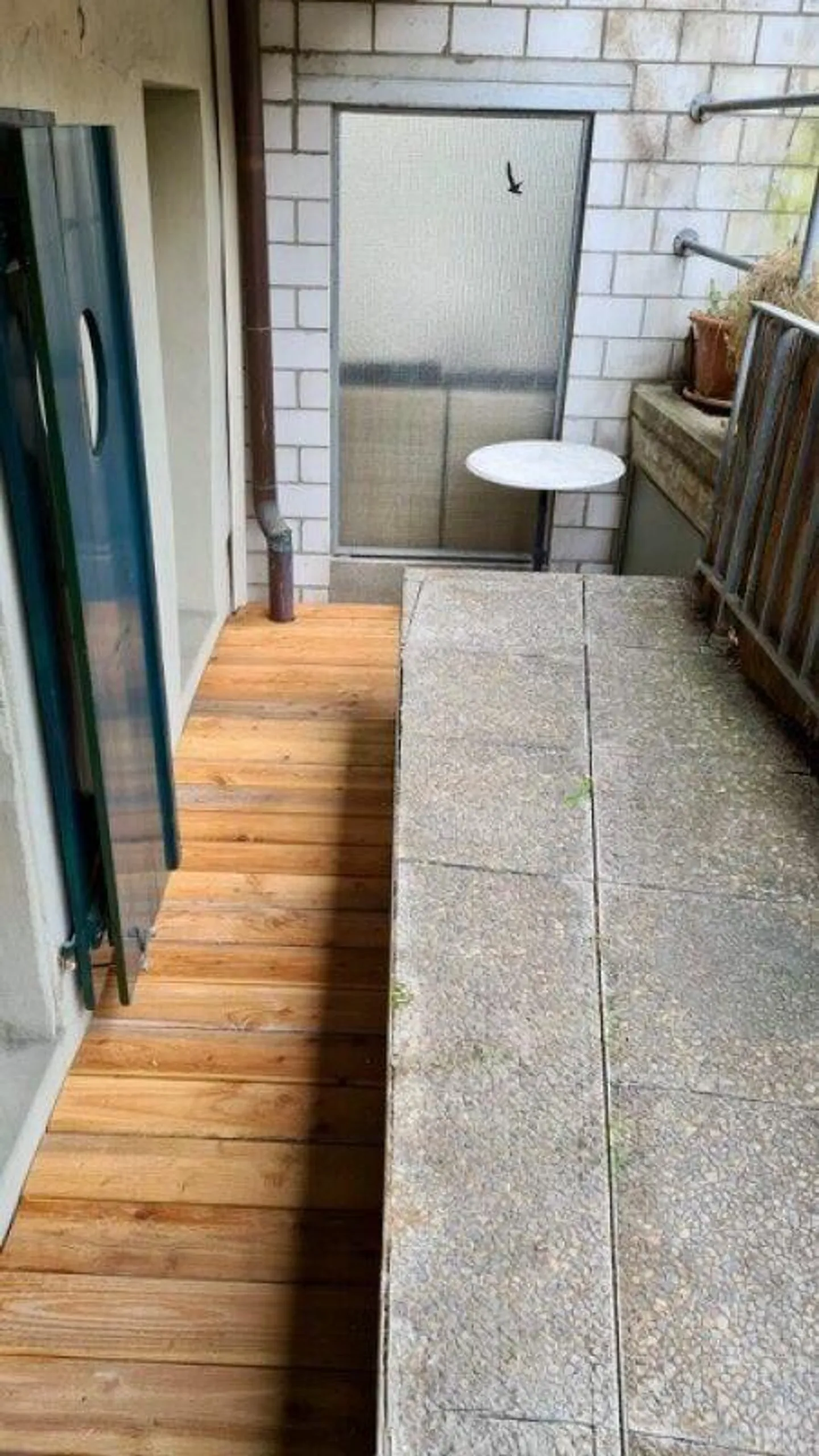 2-room apartment on the 1st floor with a small courtyard seating area - Photo 2 of 8