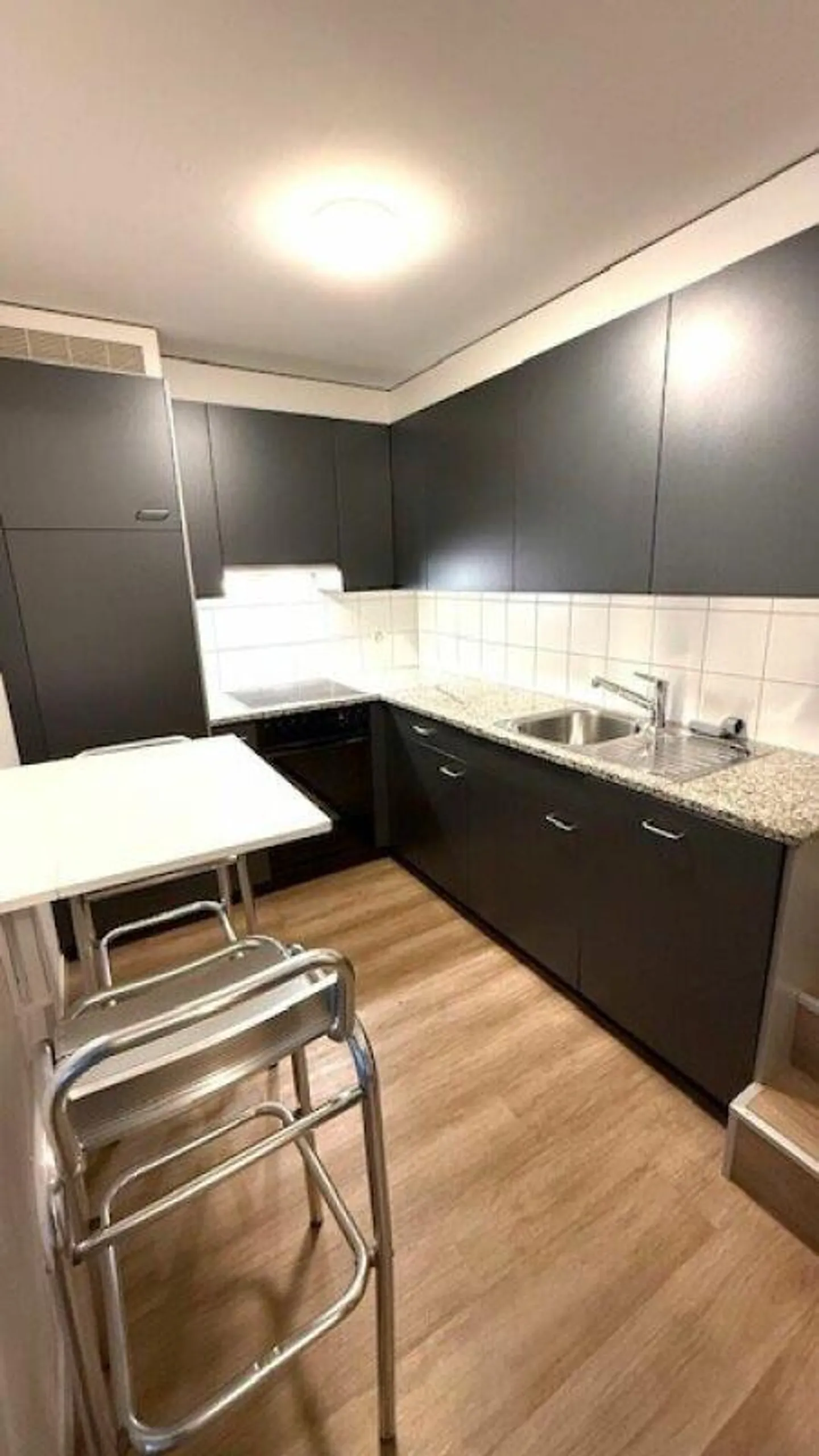 2-room apartment on the 1st floor with a small courtyard seating area - Photo 4 of 8