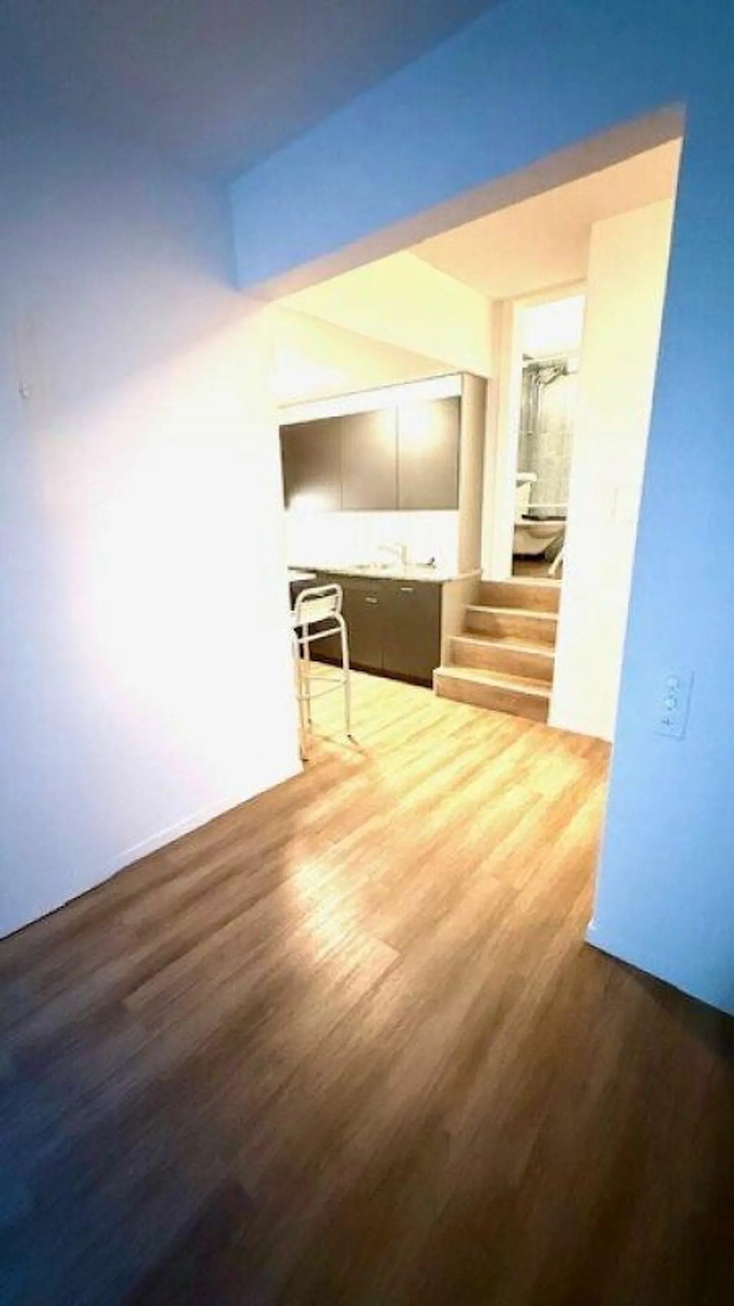 2-room apartment on the 1st floor with a small courtyard seating area - Photo 5 of 8