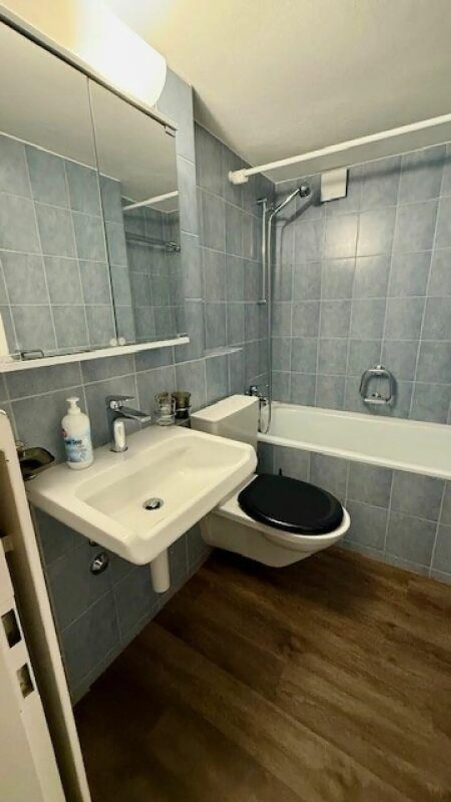 2-room apartment on the 1st floor with a small courtyard seating area - Photo 6 of 8