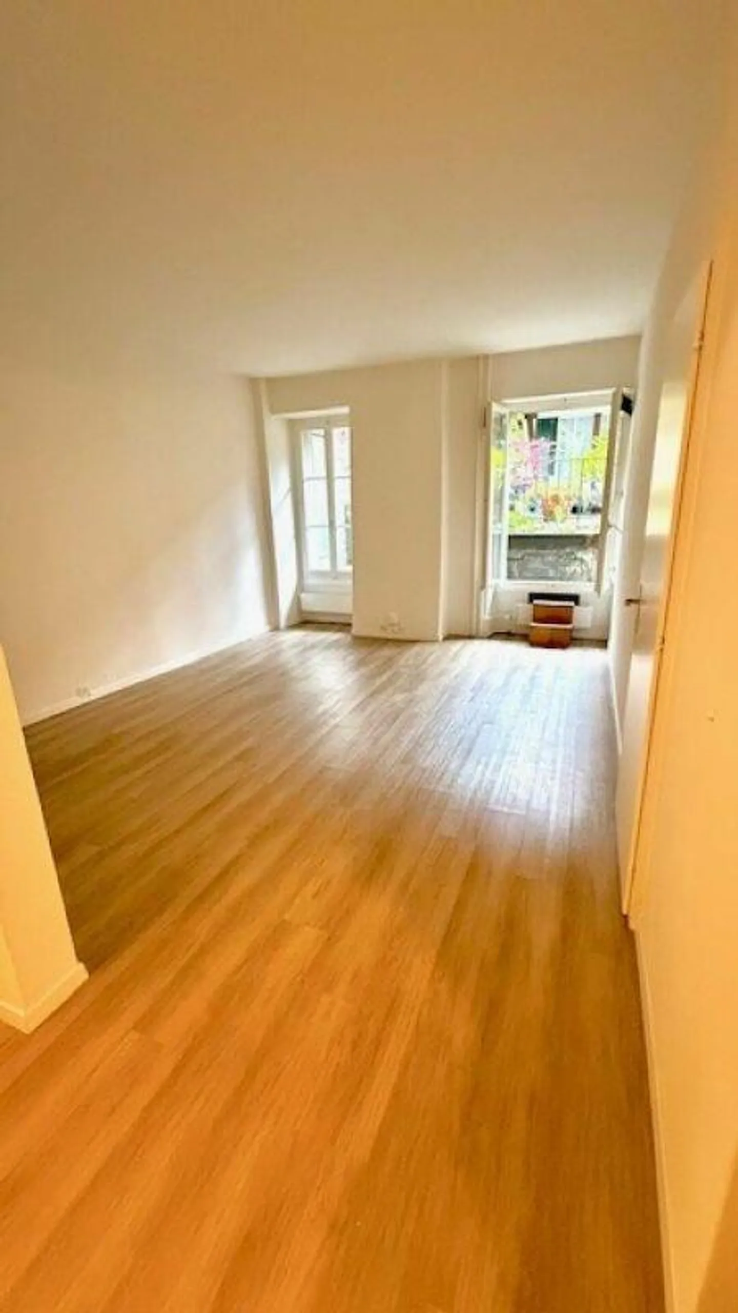 2-room apartment on the 1st floor with a small courtyard seating area - Photo 7 of 8