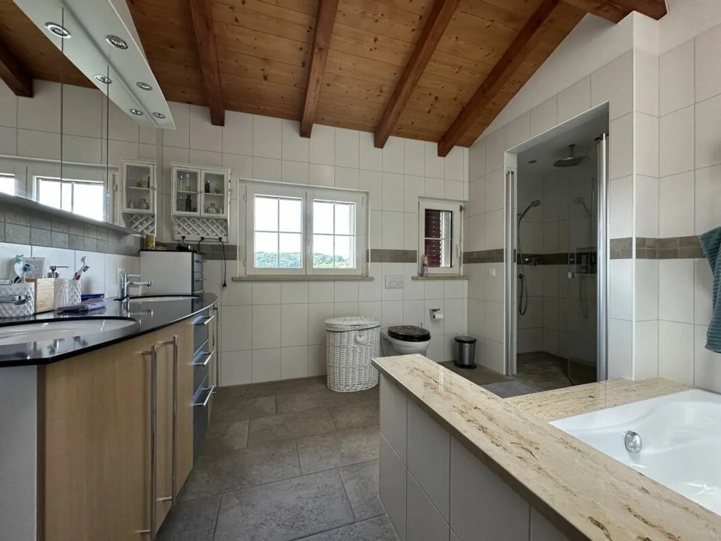 Maison résidentielle rénovée avec amour et atelier - beaucoup d'espace pour vous et vos véhicules - Photo 11 sur 13