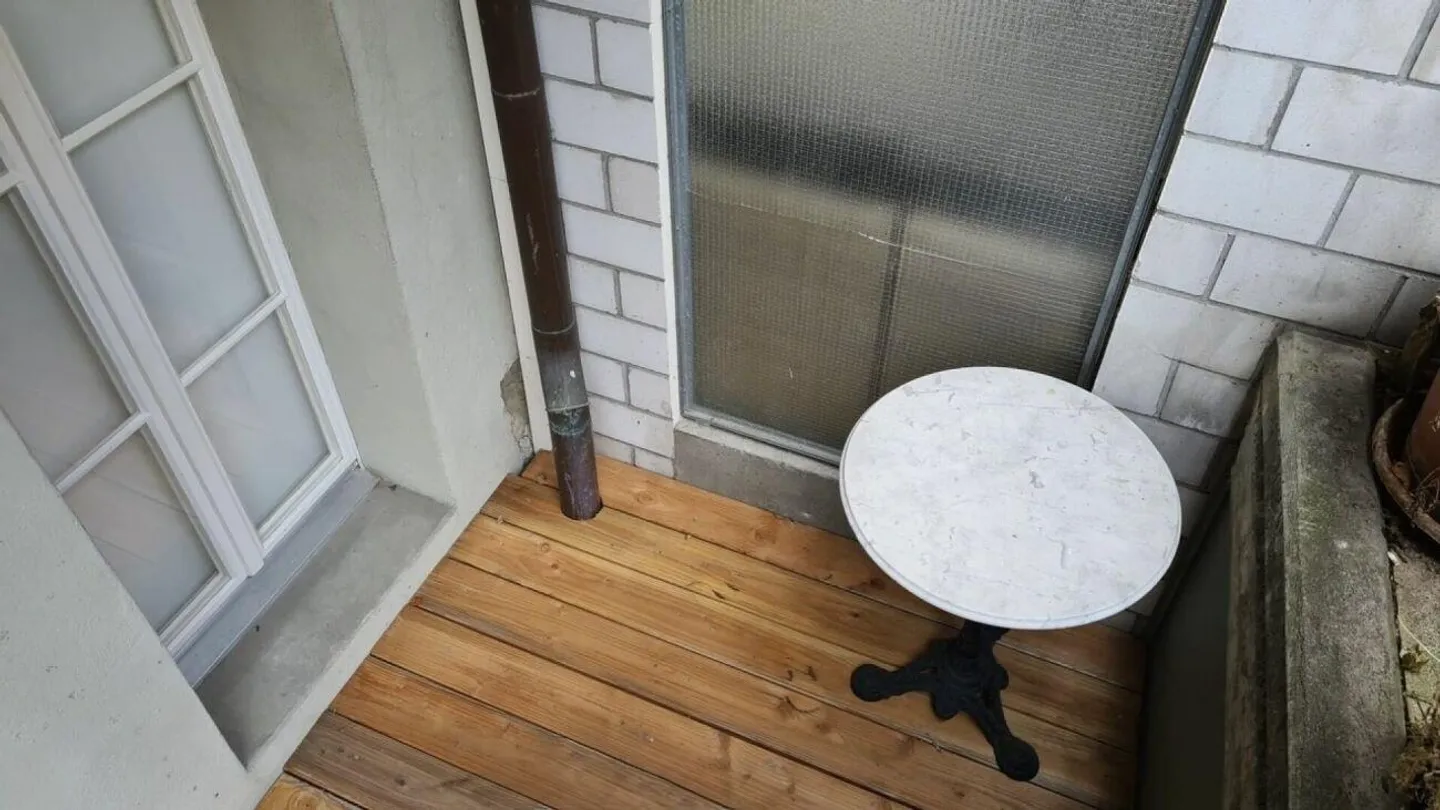 2-room apartment on the 1st floor with a small courtyard seating area - Photo 3 of 8