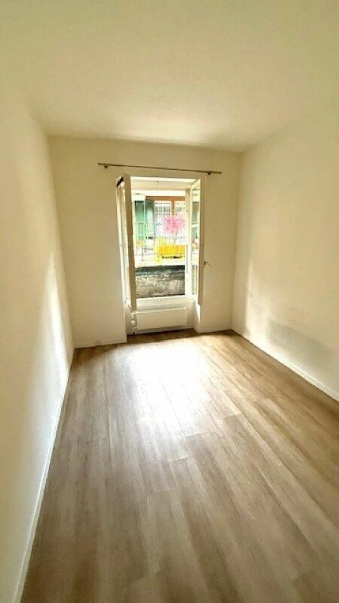 2-room apartment on the 1st floor with a small courtyard seating area - Photo 8 of 8