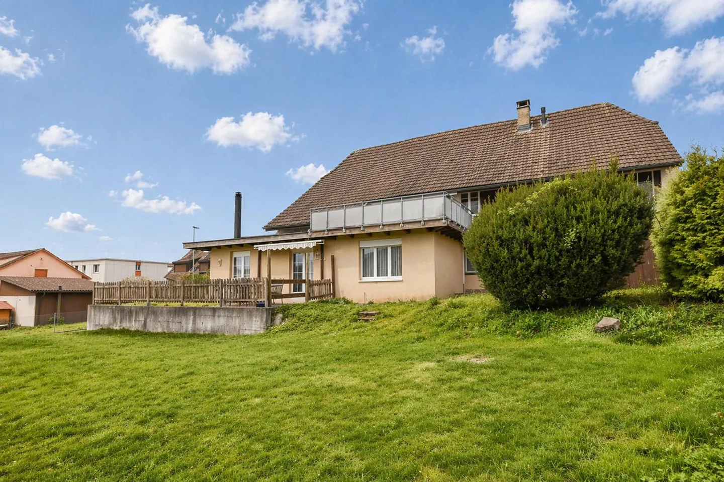 Maison bifamiliale avec grange et beaucoup d'espace vert dans un emplacement optimal - Photo 3 sur 19