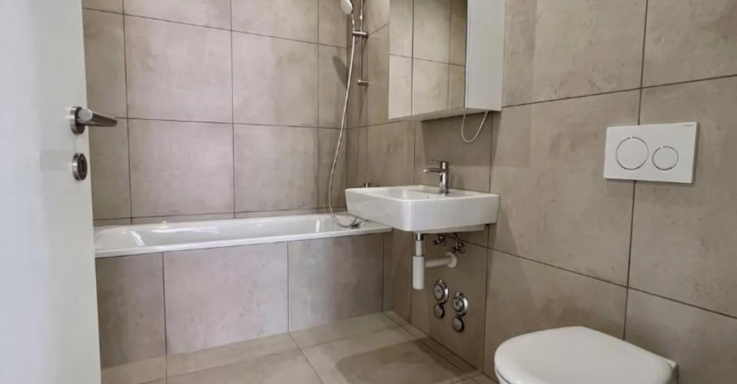 Appartement B - 2,5 pièces, avec balcon - Cadre agréable à Couvet - Foto 5 di 7