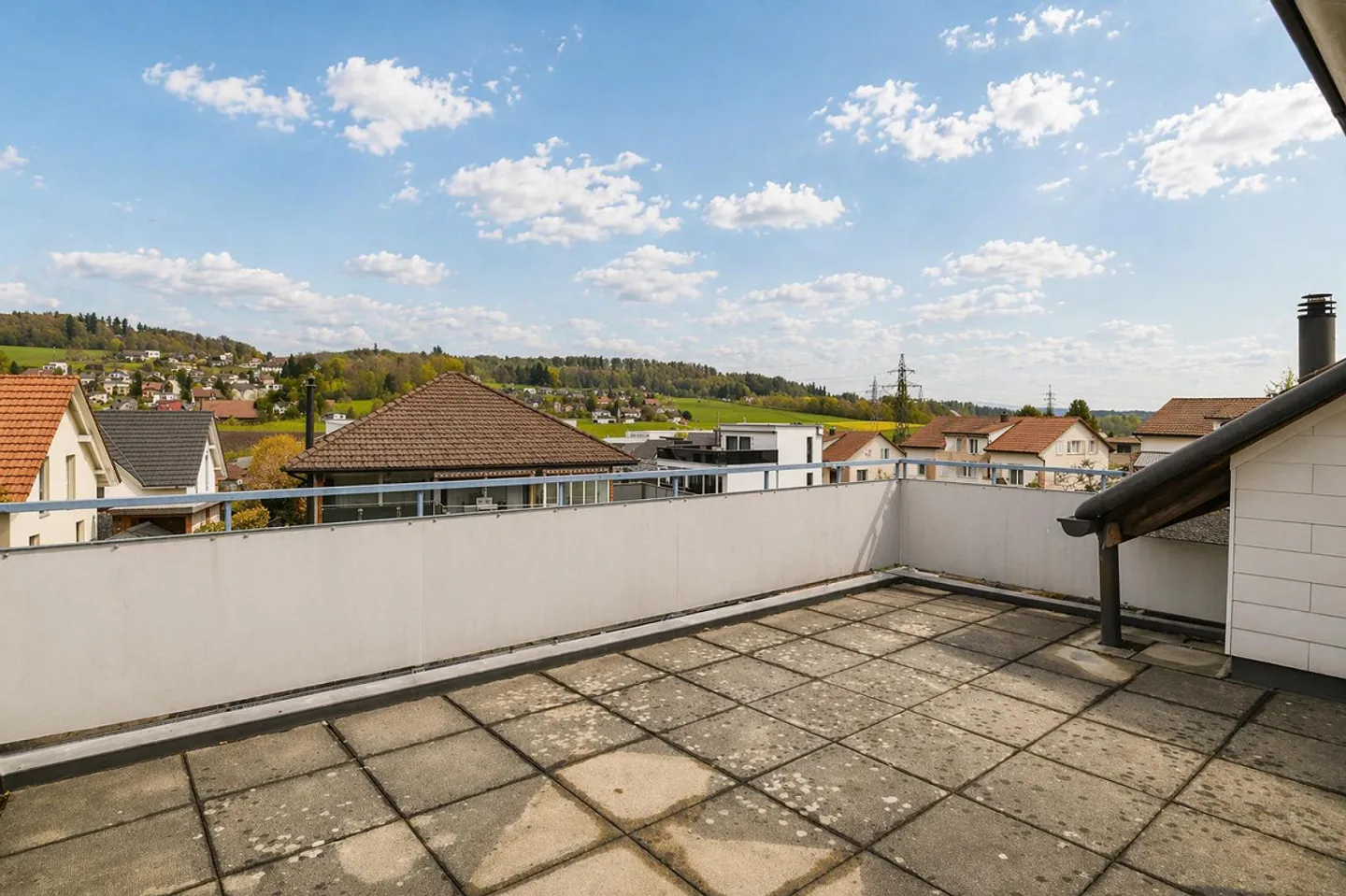 Maison bifamiliale avec grange et beaucoup d'espace vert dans un emplacement optimal - Photo 15 sur 19