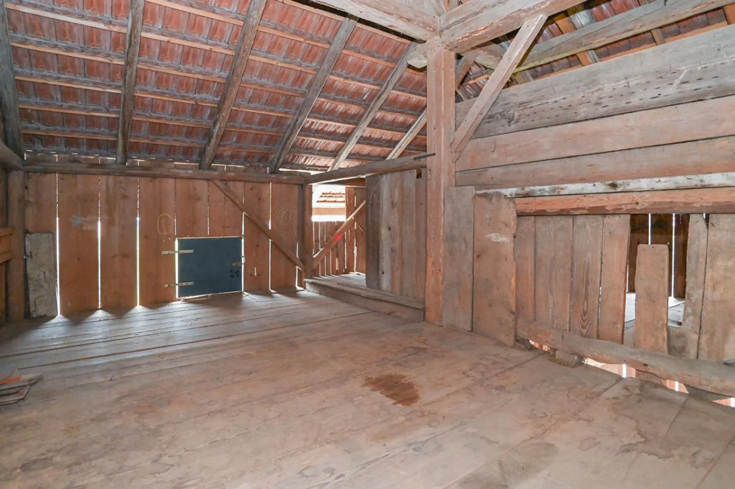 Maison bifamiliale avec grange et beaucoup d'espace vert dans un emplacement optimal - Photo 16 sur 19