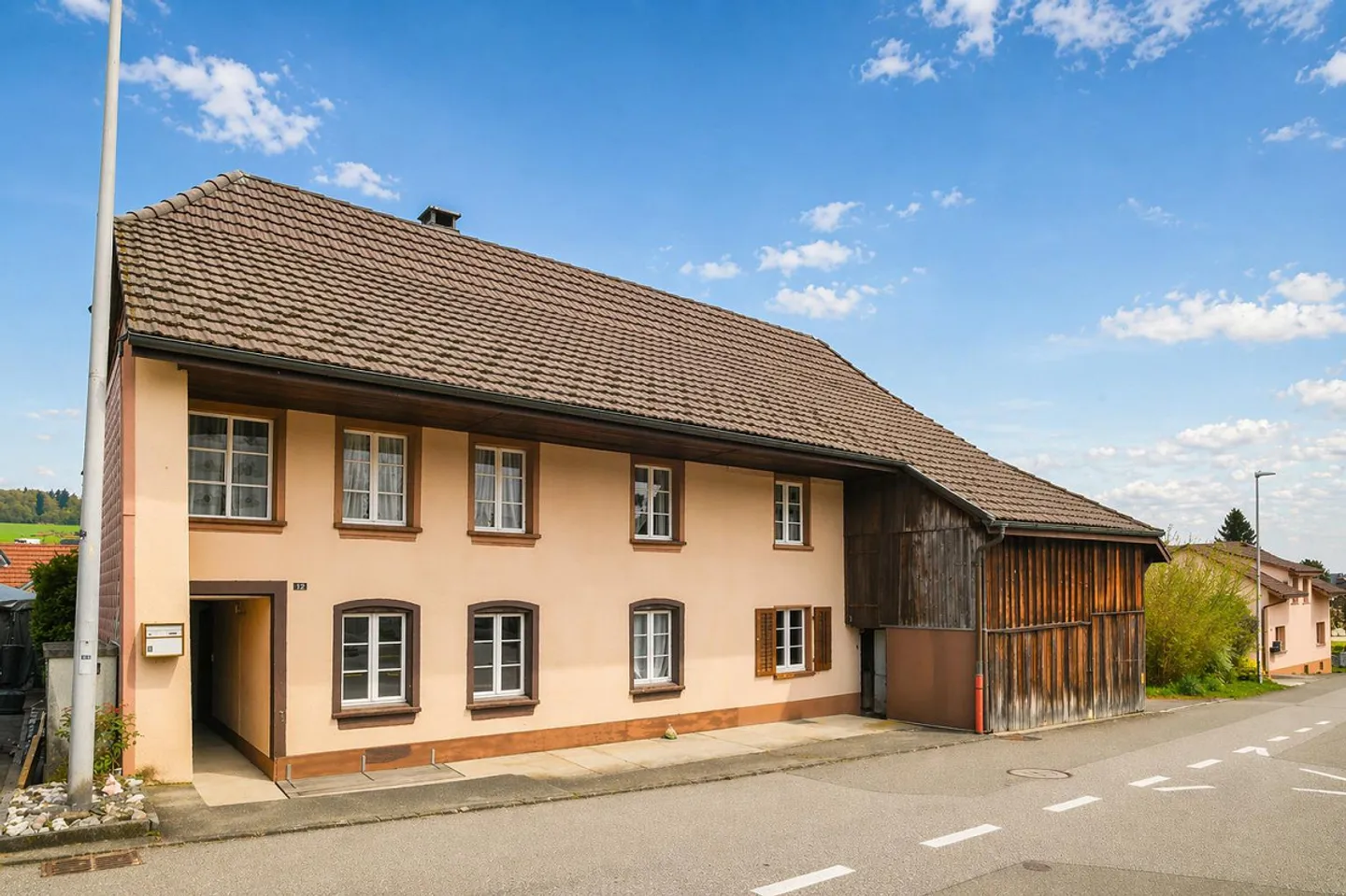 Maison bifamiliale avec grange et beaucoup d'espace vert dans un emplacement optimal - Photo 17 sur 19