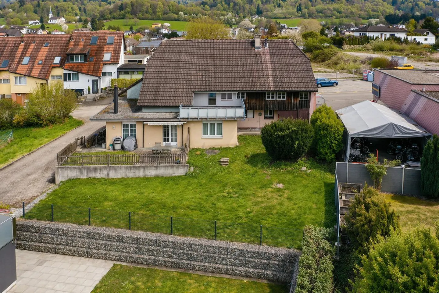 Maison bifamiliale avec grange et beaucoup d'espace vert dans un emplacement optimal - Photo 18 sur 19