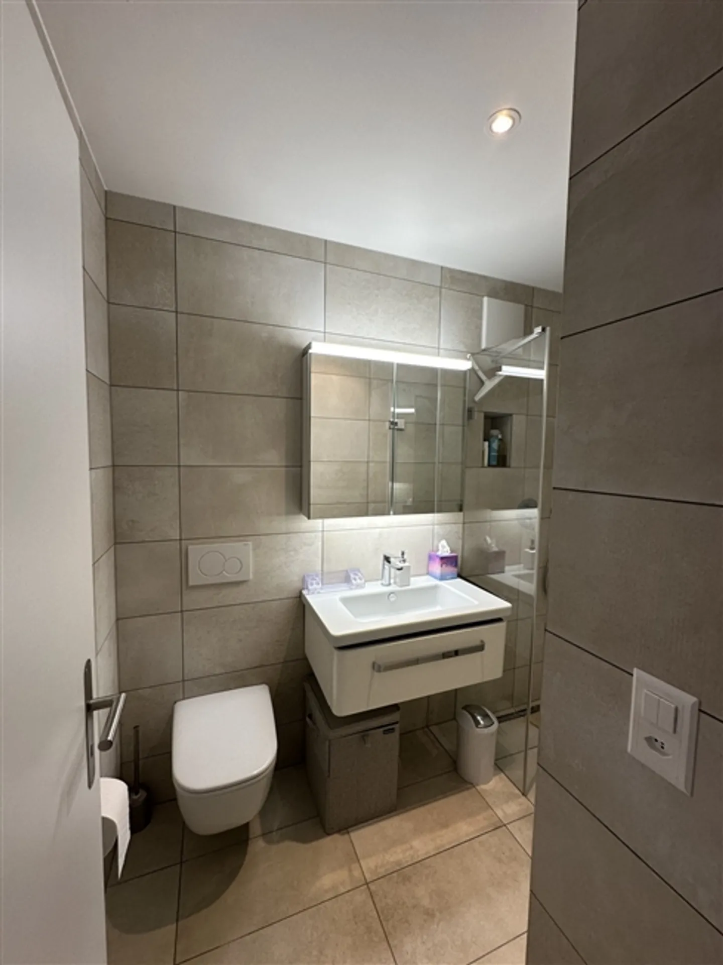 STUDIO À ZURICH - KREIS 9 ALTSTETTEN, MEUBLÉ, TEMPORAIRE - Photo 8 sur 10