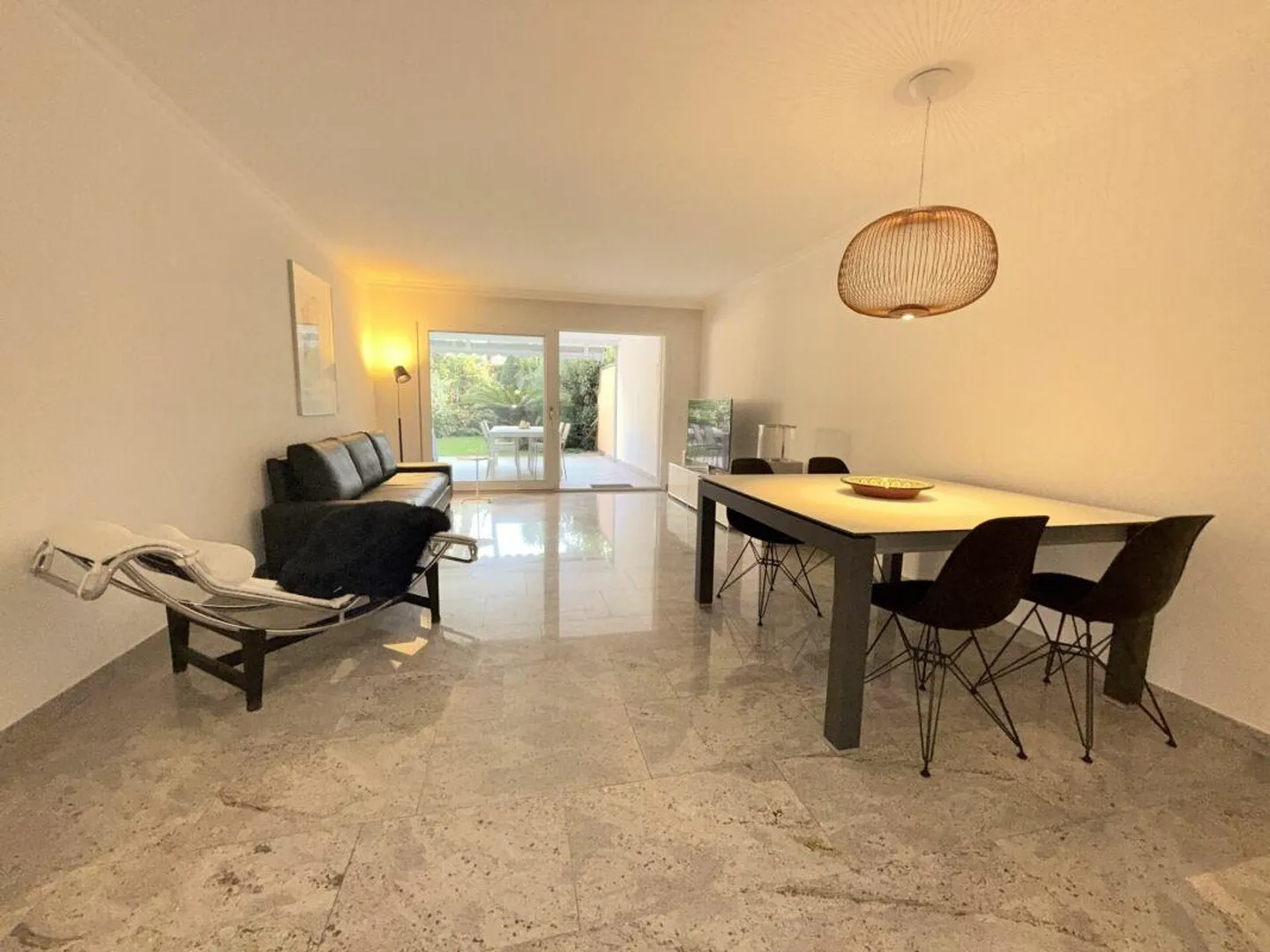 Elegant 2.5-room apartment with private garden in exclusive location of Ascona - Photo 12 of 14
