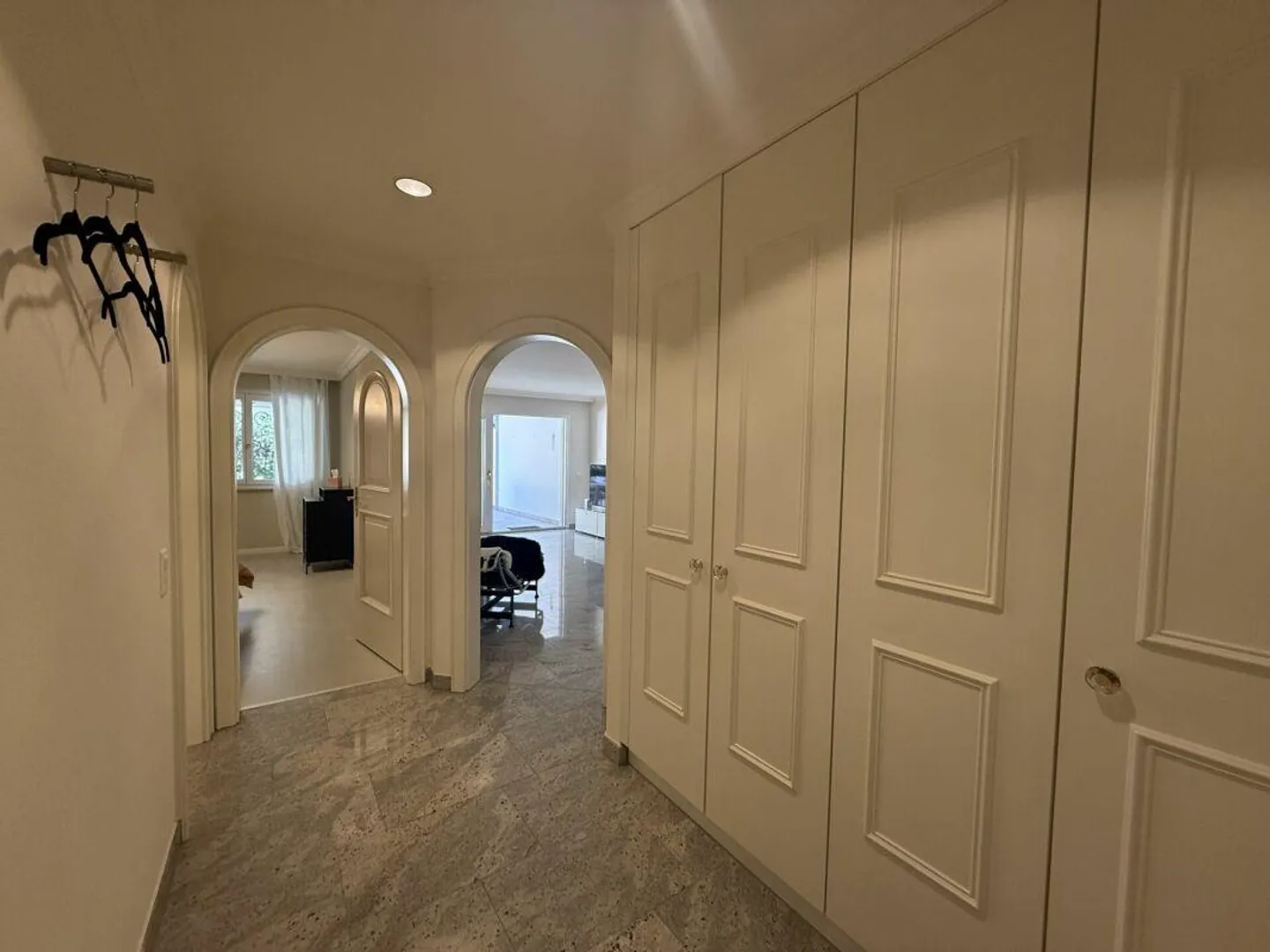 Elegant 2.5-room apartment with private garden in exclusive location of Ascona - Photo 11 of 14