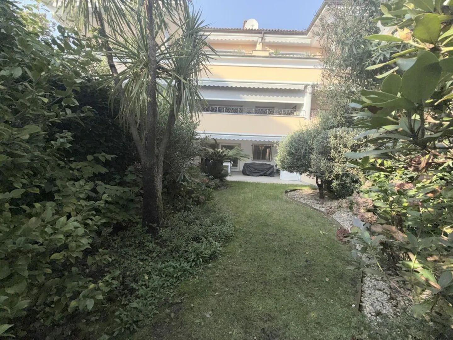 Elegant 2.5-room apartment with private garden in exclusive location of Ascona - Photo 14 of 14