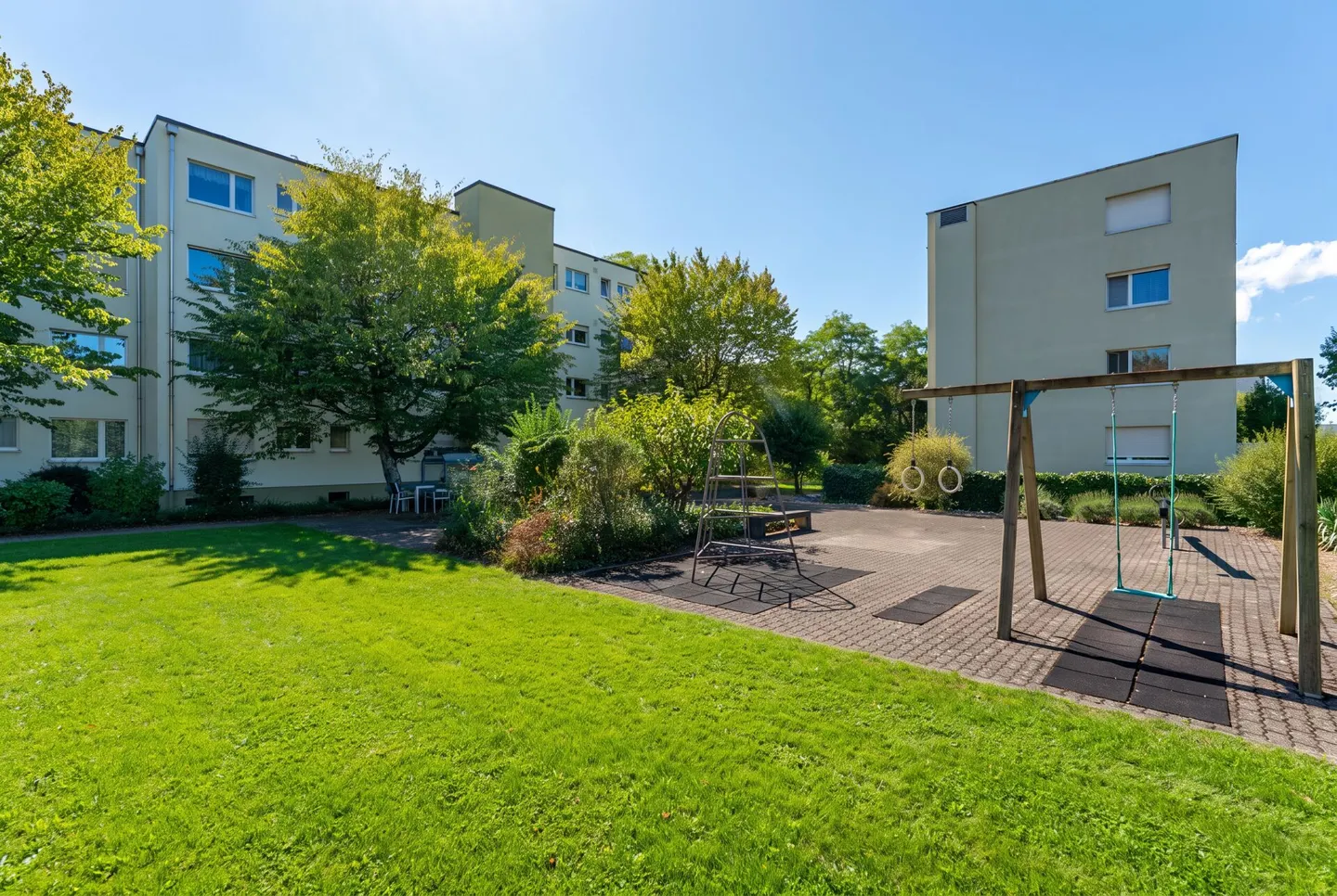 Renovated & modern with large communal garden & top price-performance ratio - Photo 3 of 16
