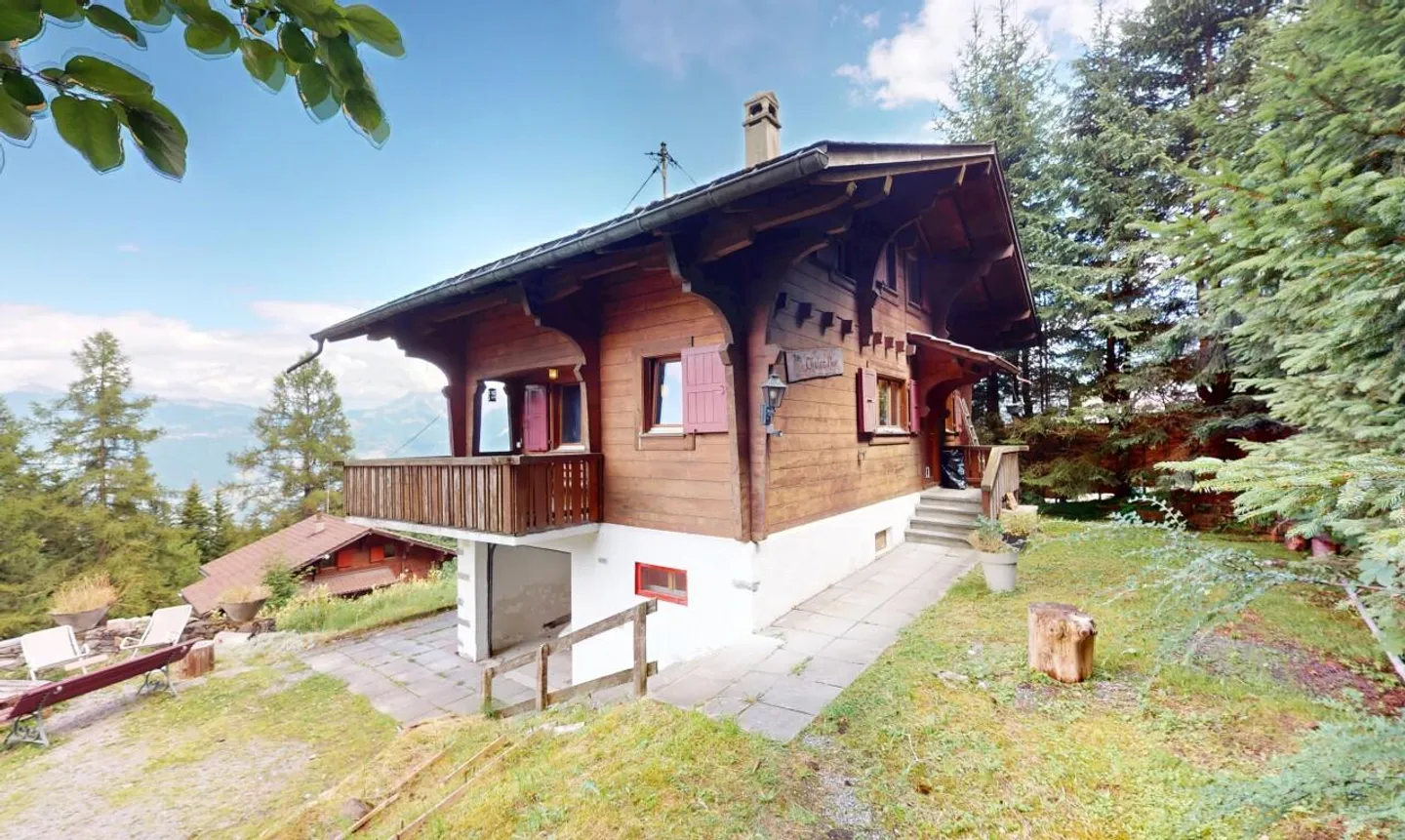 Chalet with Stunning Mountain Views - Photo 3 of 11