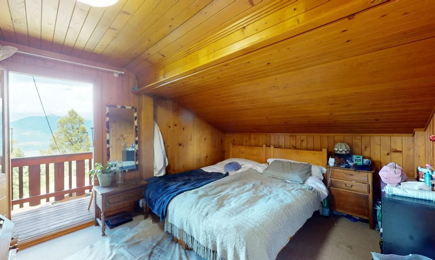 Chalet with Stunning Mountain Views - Photo 9 of 11