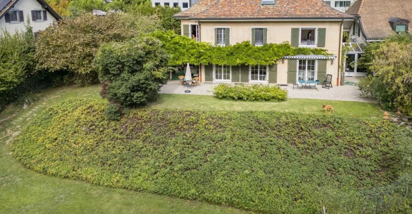 Characterful individual villa with large landscaped garden - Photo 1 of 12