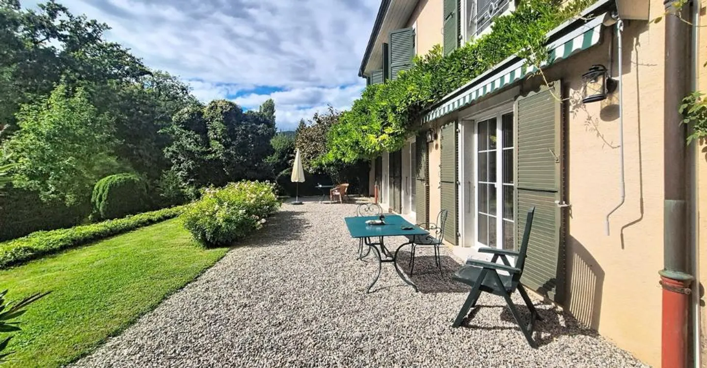 Characterful individual villa with large landscaped garden - Photo 2 of 12