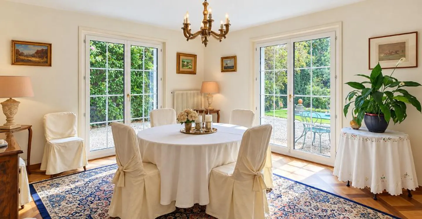 Characterful individual villa with large landscaped garden - Photo 4 of 12