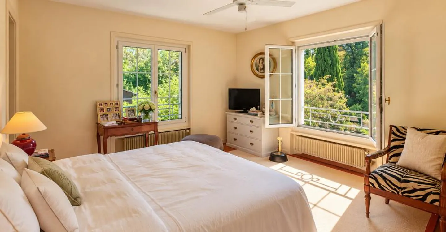 Characterful individual villa with large landscaped garden - Photo 9 of 12