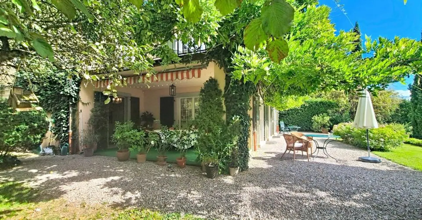 Characterful individual villa with large landscaped garden - Photo 10 of 12