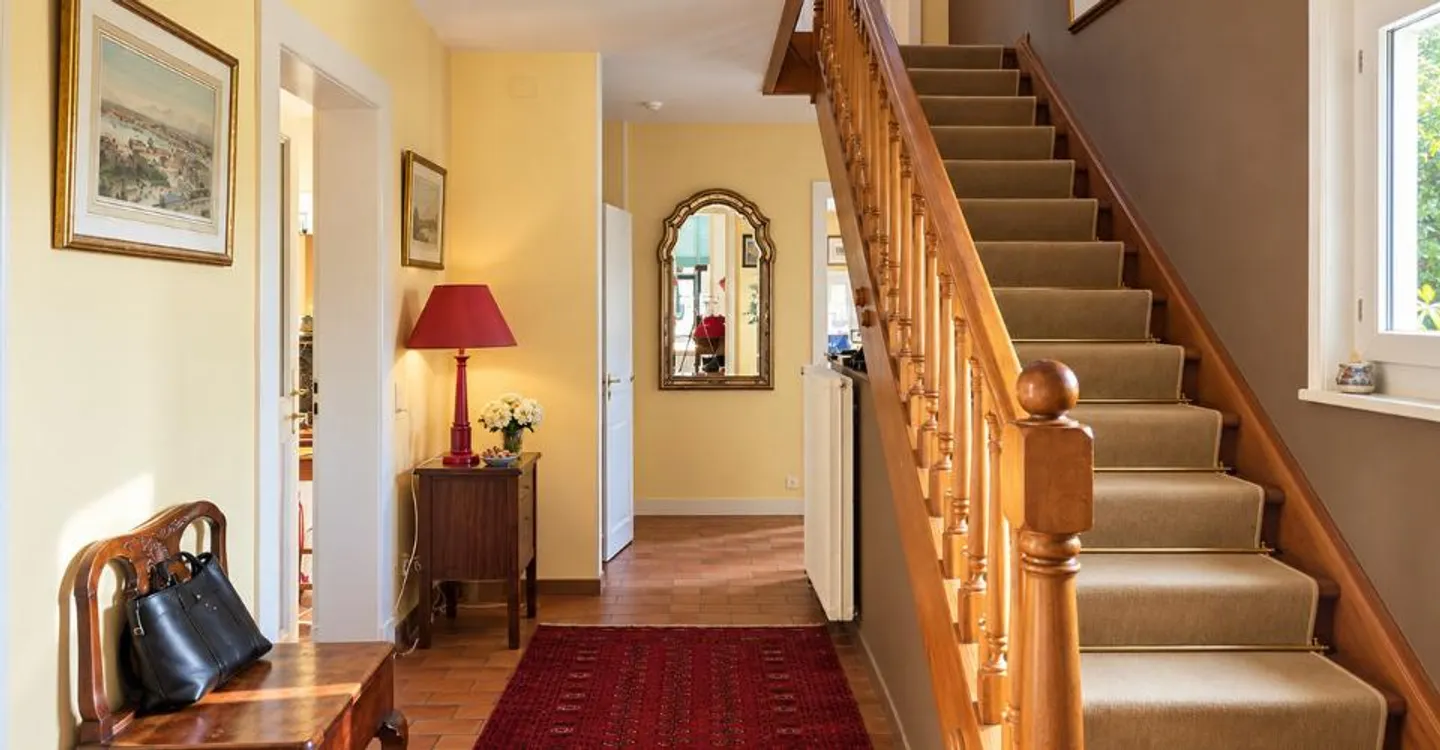Characterful individual villa with large landscaped garden - Photo 6 of 12