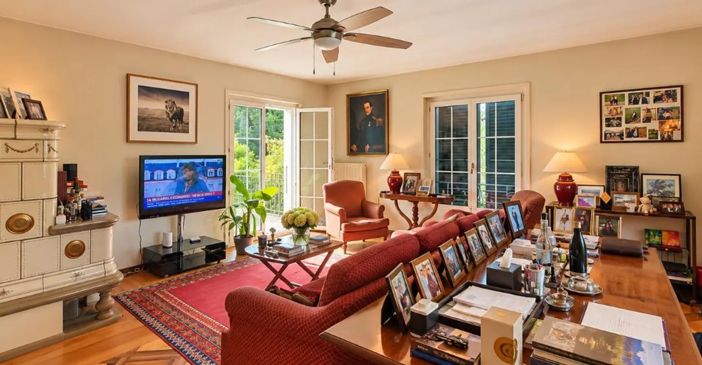 Characterful individual villa with large landscaped garden - Photo 7 of 12