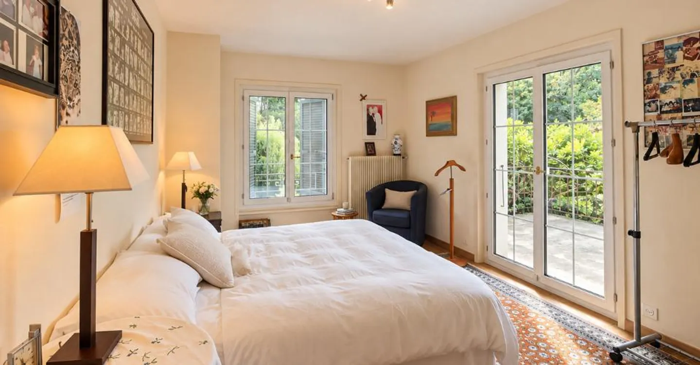 Characterful individual villa with large landscaped garden - Photo 8 of 12